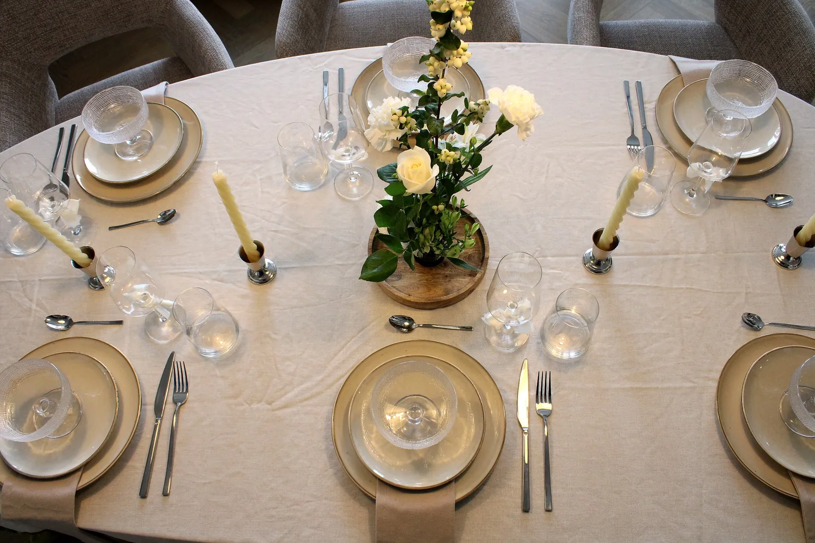 Gedekte tafel in de Moss & Mist-collectie met zachte groentinten