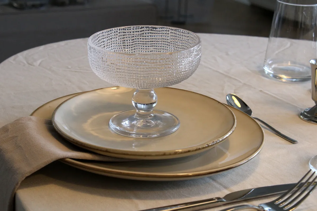 Detail van de Moss & Mist-tafelstyling met servetring en placemat